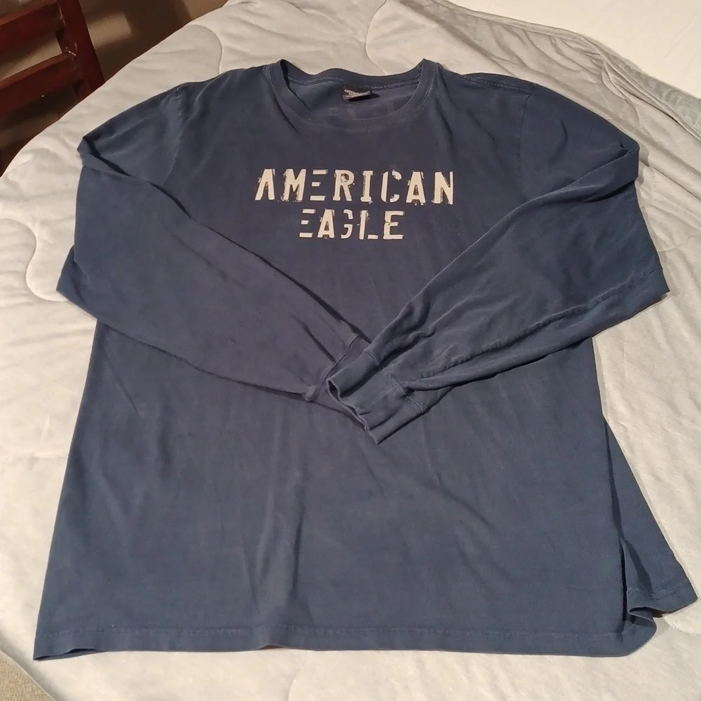 𝅺AMERICAN EAGLE OUTFITTERS MENS SZ XL LONG SLEEVE BLUE TEE SHIRT WITH TAN PRINT - Picture 2 of 6